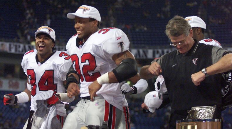 990117 - Minneapolis, MN -- Atlanta Falcons coach Dan Reeves (right) does the dirty bird with players Jamal Anderson #32 and Ray Buchanan #34. (DAVID TULIS/AJC staff)