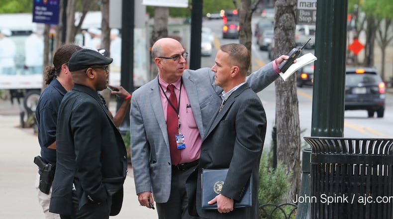 Atlanta  homicide detectives investigate a shooting on Peachtree Street in Midtown. JOHN SPINK / JSPINK@AJC.COM