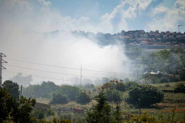 A toxic cloud caused by a fire in a chemical products company is photographed in Vilanova i la Geltrú, near Barcelona on Saturday, May 10, 2025. (Kike Ricon/Europa Press via AP) **SPAIN OUT**