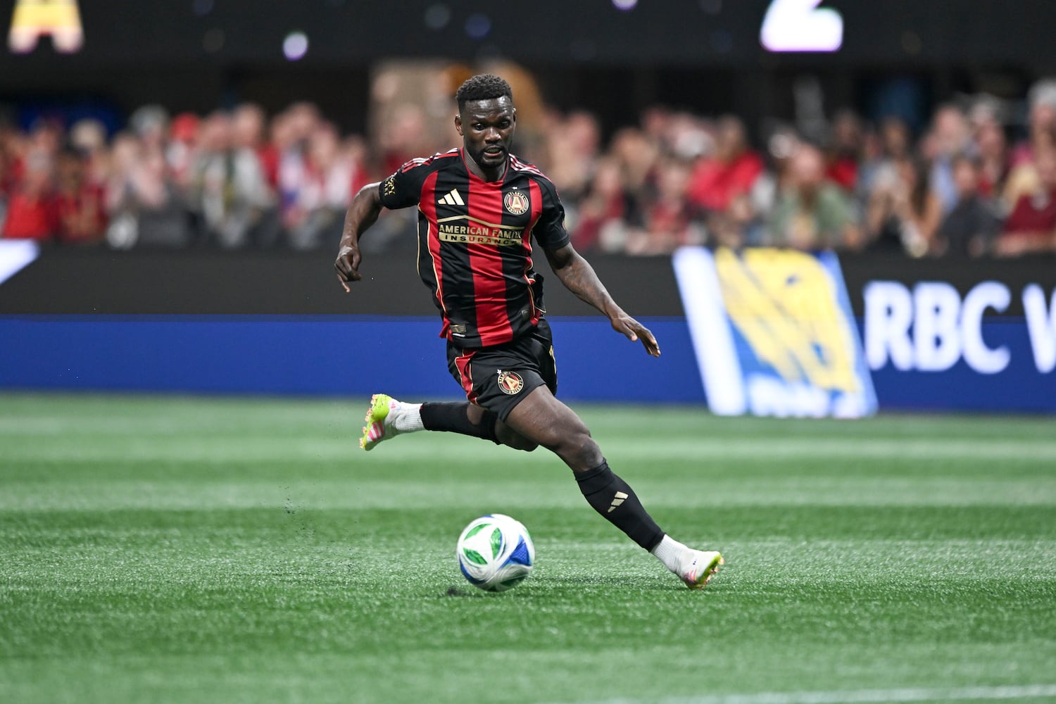 Atlanta United forward Jamal Thiaré (14) maneuvers the ball against FC Cincinnati defenders during the first half of a MLS soccer Sunday, May 25, 2025 at the Mercedes-Benz Stadium. (Daniel Varnado/For the Atlanta Journal-Constitution)