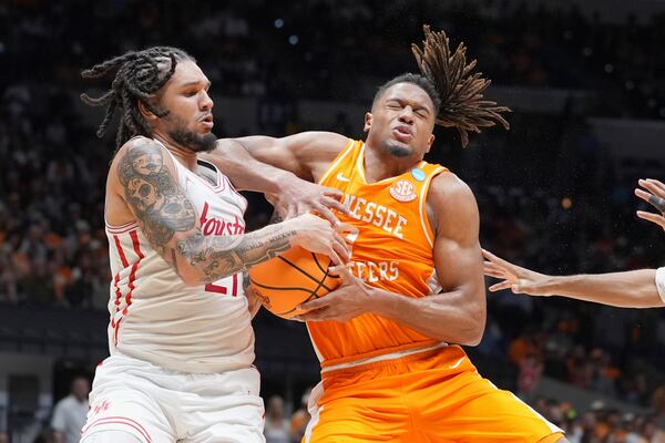 Houston's Emanuel Sharp, left, steals the ball from Tennessee's Chaz Lanier during the second half in the Elite Eight round of the NCAA college basketball tournament Sunday, March 30, 2025, in Indianapolis. (AP Photo/Michael Conroy)
