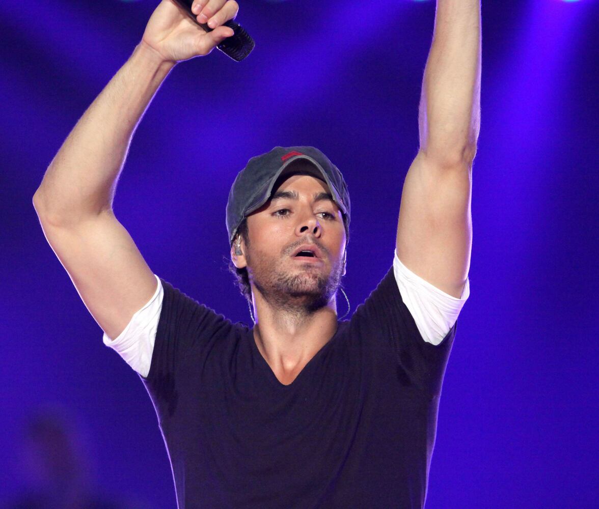 Iglesias gets the crowd going by singing "I Like How It Feels."