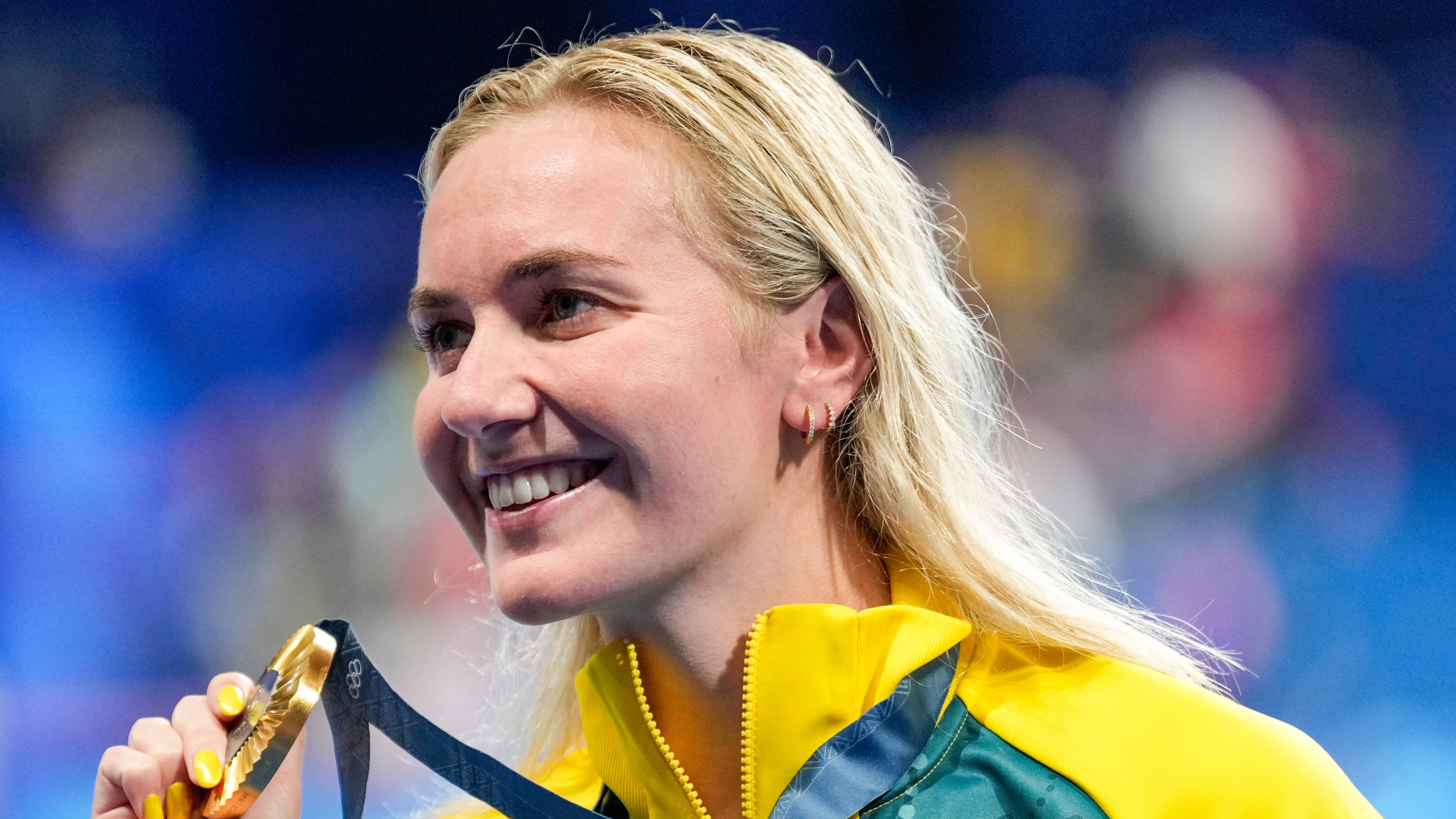 FILE - Australia's Ariarne Titmus poses with her gold medal after winning the women's 400-meter freestyle final at the 2024 Summer Olympics, Saturday, July 27, 2024, in Nanterre, France. (AP Photo/Ashley Landis,File)
