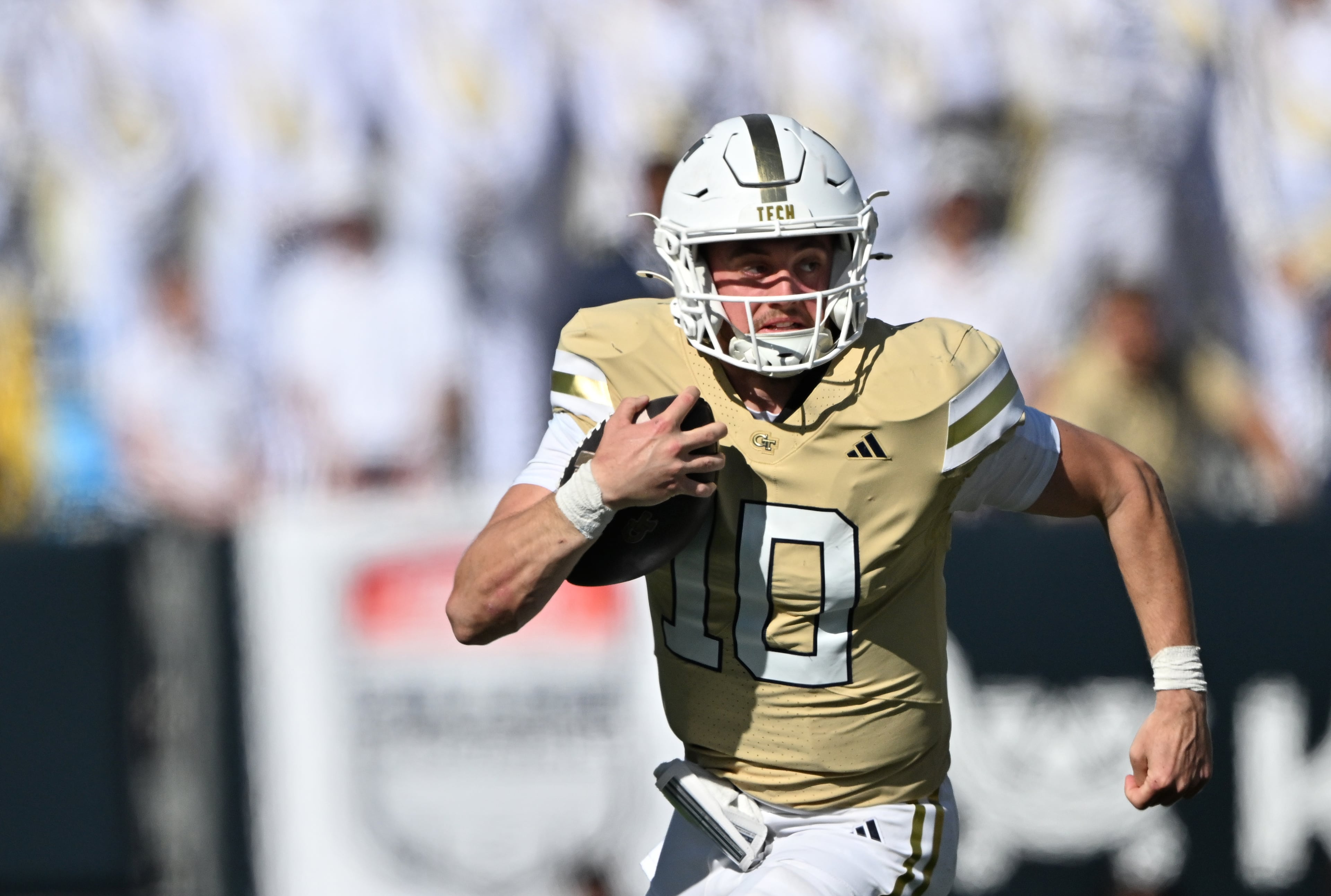 Georgia Tech quarterback Haynes King runs the ball during the second half in an NCAA college football game at Bobby Dodd Stadium, Saturday, Oct. 25, 2025 in Atlanta. Georgia Tech won 41-16 over Syracuse. The Yellow Jackets are 8-0 for the first time since 1966 and 5-0 in the ACC for the first time ever. (Hyosub Shin/AJC)
