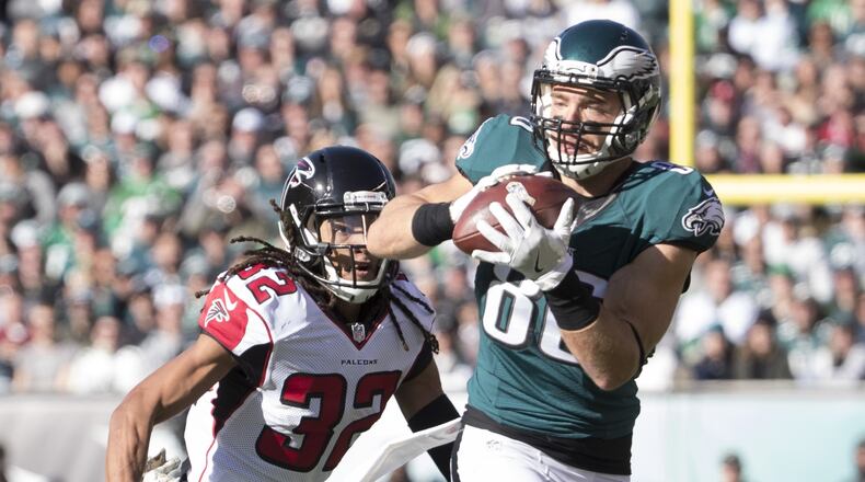 PHILADELPHIA, PA - NOVEMBER 13: Zach Ertz #86 of the Philadelphia Eagles catches a pass against Jalen Collins #32 of the Atlanta Falcons in the first quarter at Lincoln Financial Field on November 13, 2016 in Philadelphia, Pennsylvania. (Photo by Mitchell Leff/Getty Images)
