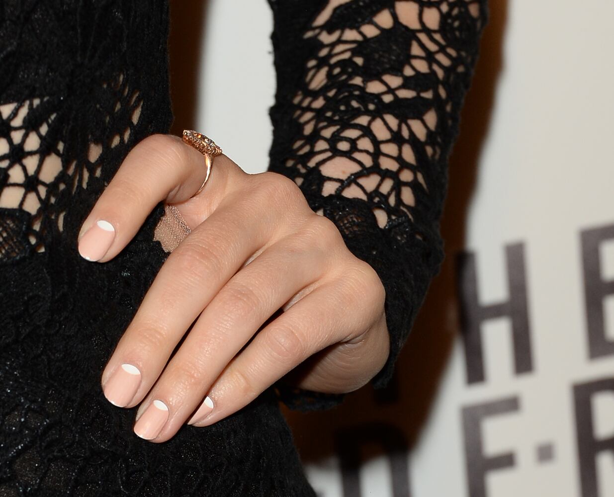 She might be a mean girl, but this actress' nails look nice. Who is it?