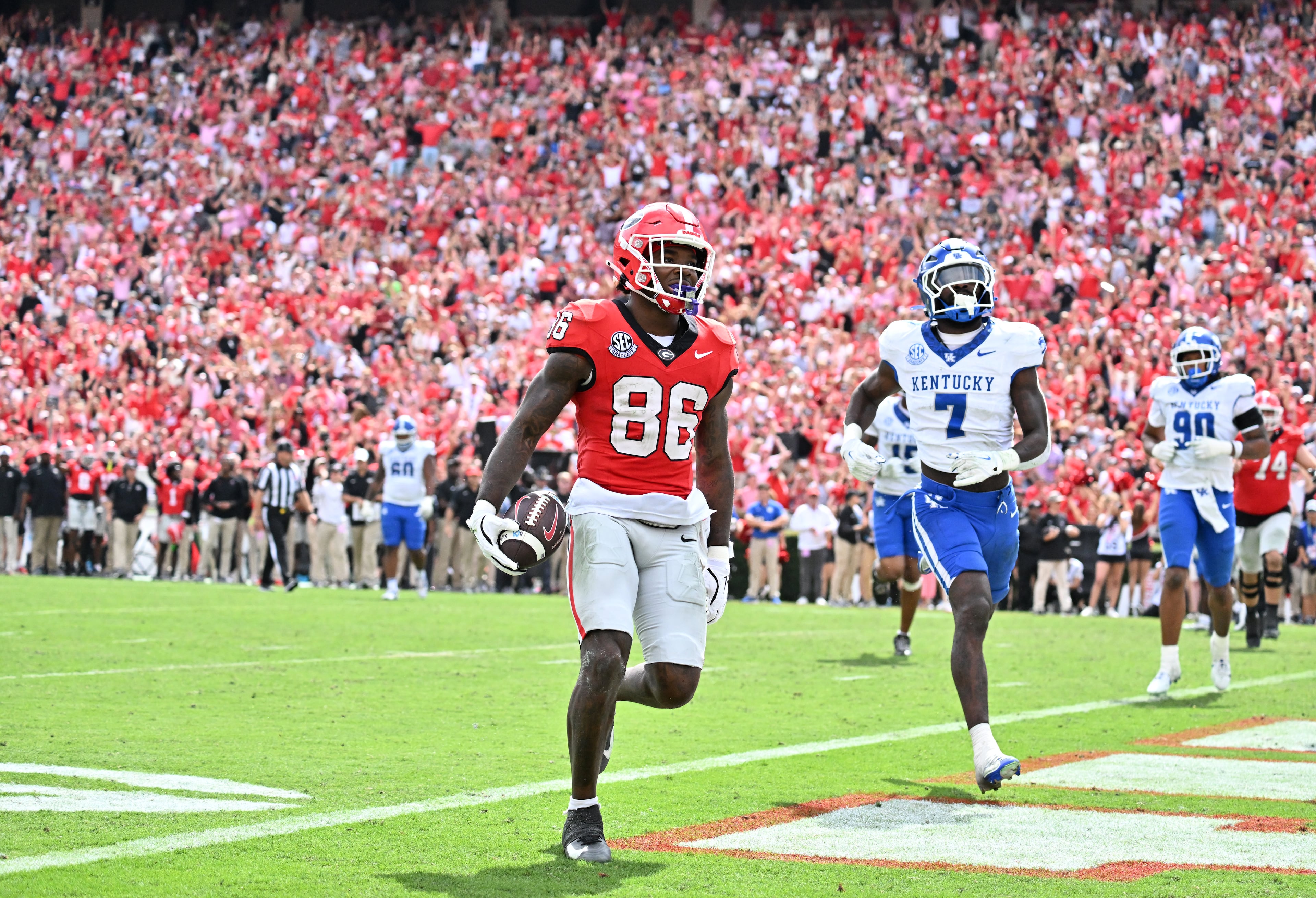 Georgia wide receiver Dillon Bell (86) scores a touchdown during the second half in a NCAA college football game at Sanford Stadium, Saturday, October 4, 2025, in Athens. Georgia won 35 -14 over Kentucky. (Hyosub Shin / AJC)