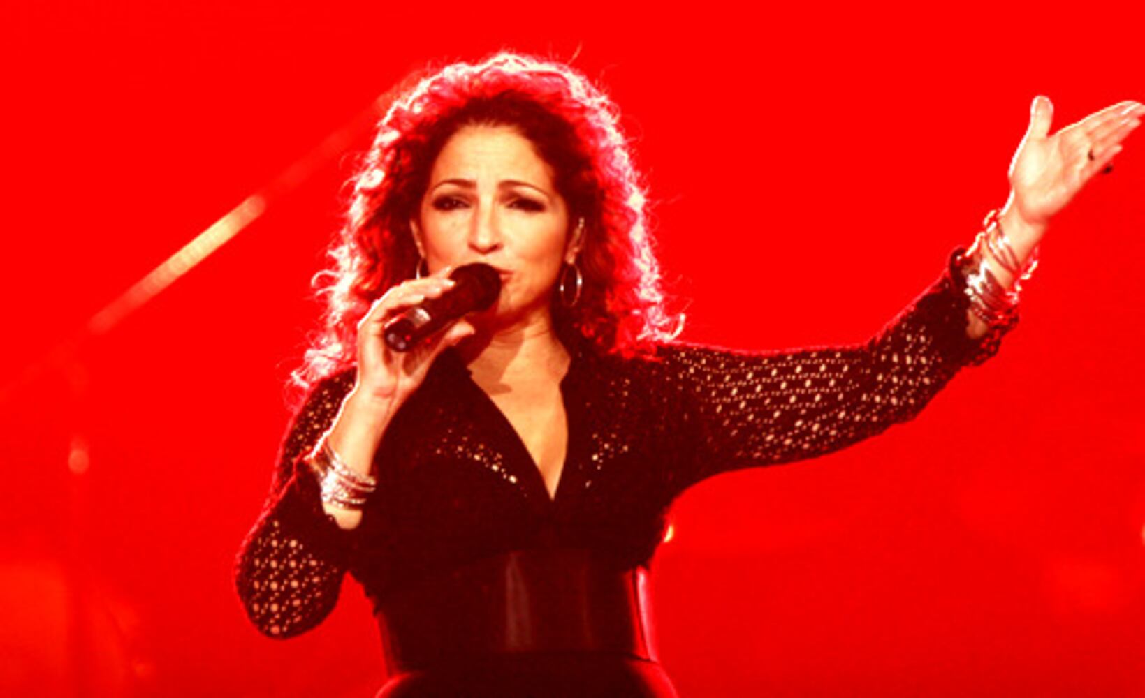 Gloria Estefan sings for schools