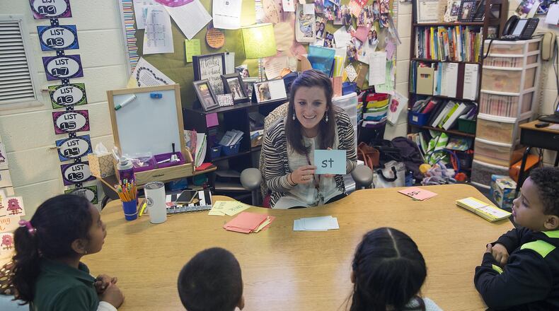 02/07/2019 — Marietta, Georgia — First grade teacher Jessica Strickland (center) teaches a phonics lesson to her students using the Orton Gillingham learning approach at Sawyer Road Elementary school in Marietta, Thursday, February 7, 2019. (ALYSSA POINTER/ALYSSA.POINTER@AJC.COM)
