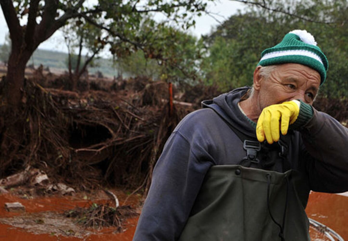 Flood of toxic sludge swamps Hungarian towns