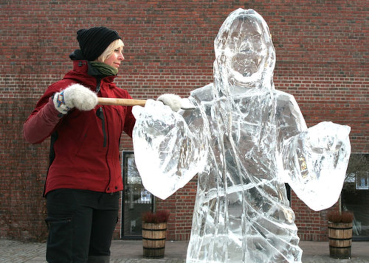 Artist creates ice statue of Jesus