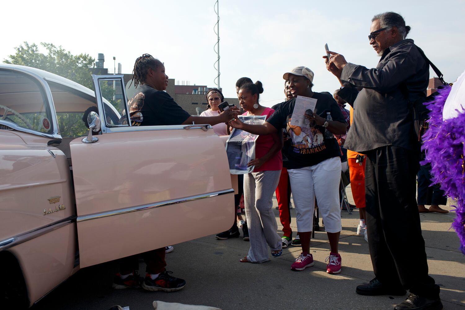 Fans attend viewing for Aretha Franklin