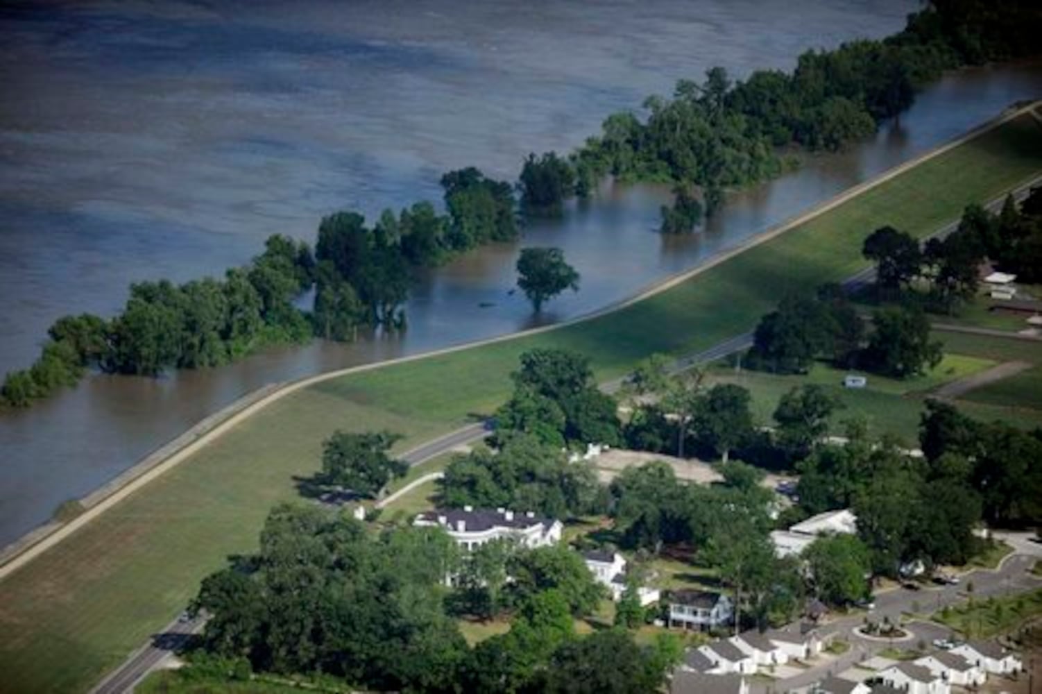 Mississippi River floods Memphis neighborhoods