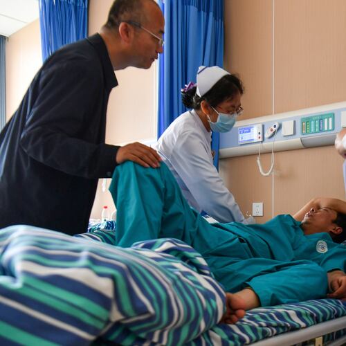 In this photo released by Xinhua News Agency, medical staff attend to an injured worker at a hospital in the aftermath of an explosion at Changzhi city's Liushenyu coal mine in Qinyuan county, northern China's Shanxi Province on Saturday, May 23, 2026. (Cao Yang/Xinhua via AP)