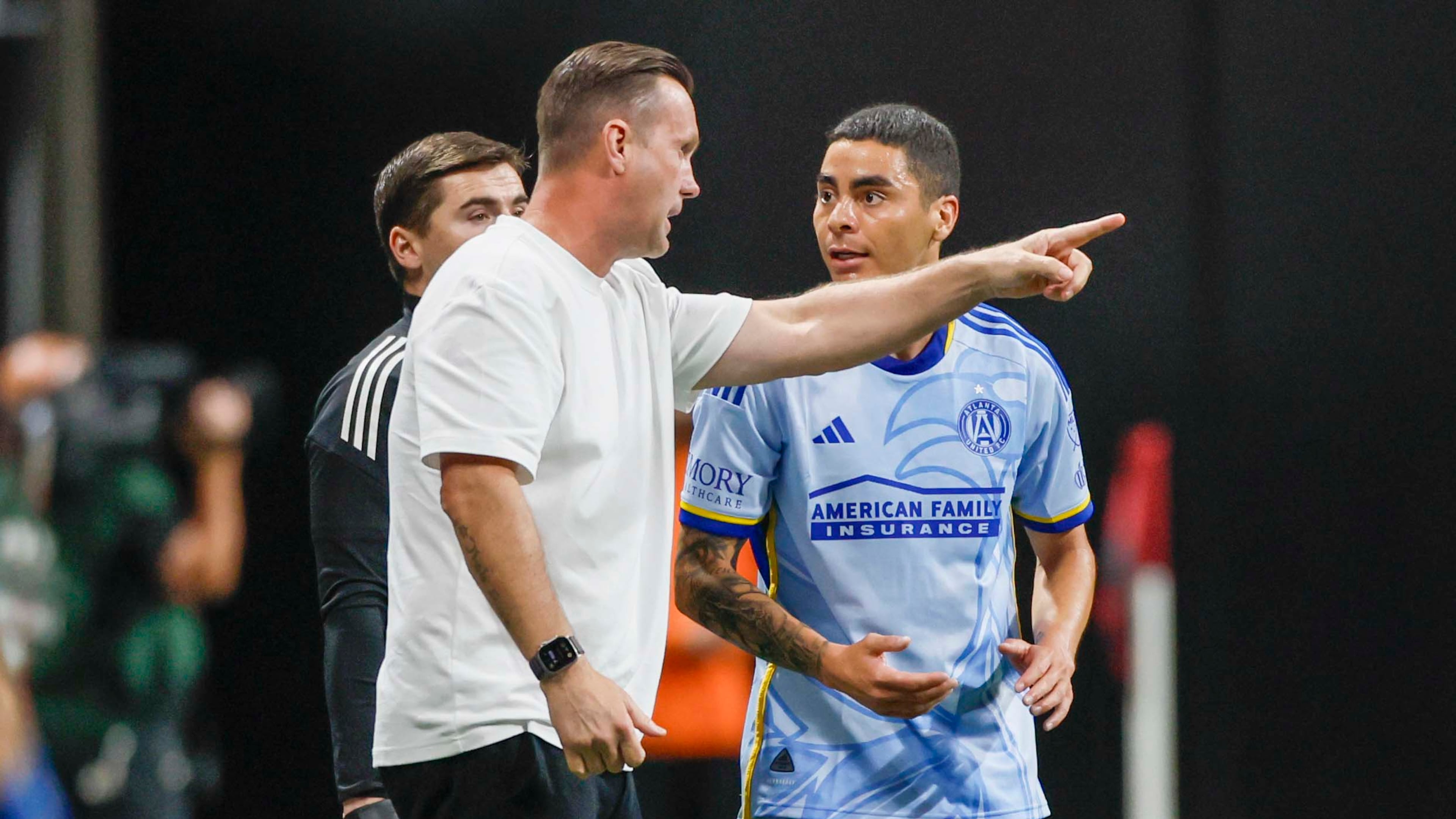 Atlanta manager Ronny Deila (white shirt) gives instructions to Atlanta United midfielder Miguel Almirón (right) during the first half against Orlando City at Mercedes-Benz Stadium on Wednesday, May 28, 2025, in Atlanta. (Miguel Martinez/ AJC)