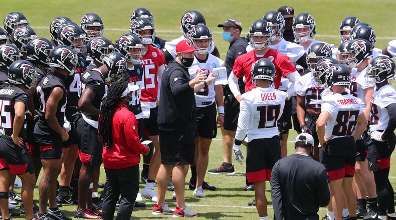 051421 Flowery Branch: Atlanta Falcons head coach Arthur Smith (center) circles the offense and defense for instruction during rookie minicamp on Friday, May 14, 2021, in Flowery Branch. “Curtis Compton / Curtis.Compton@ajc.com”