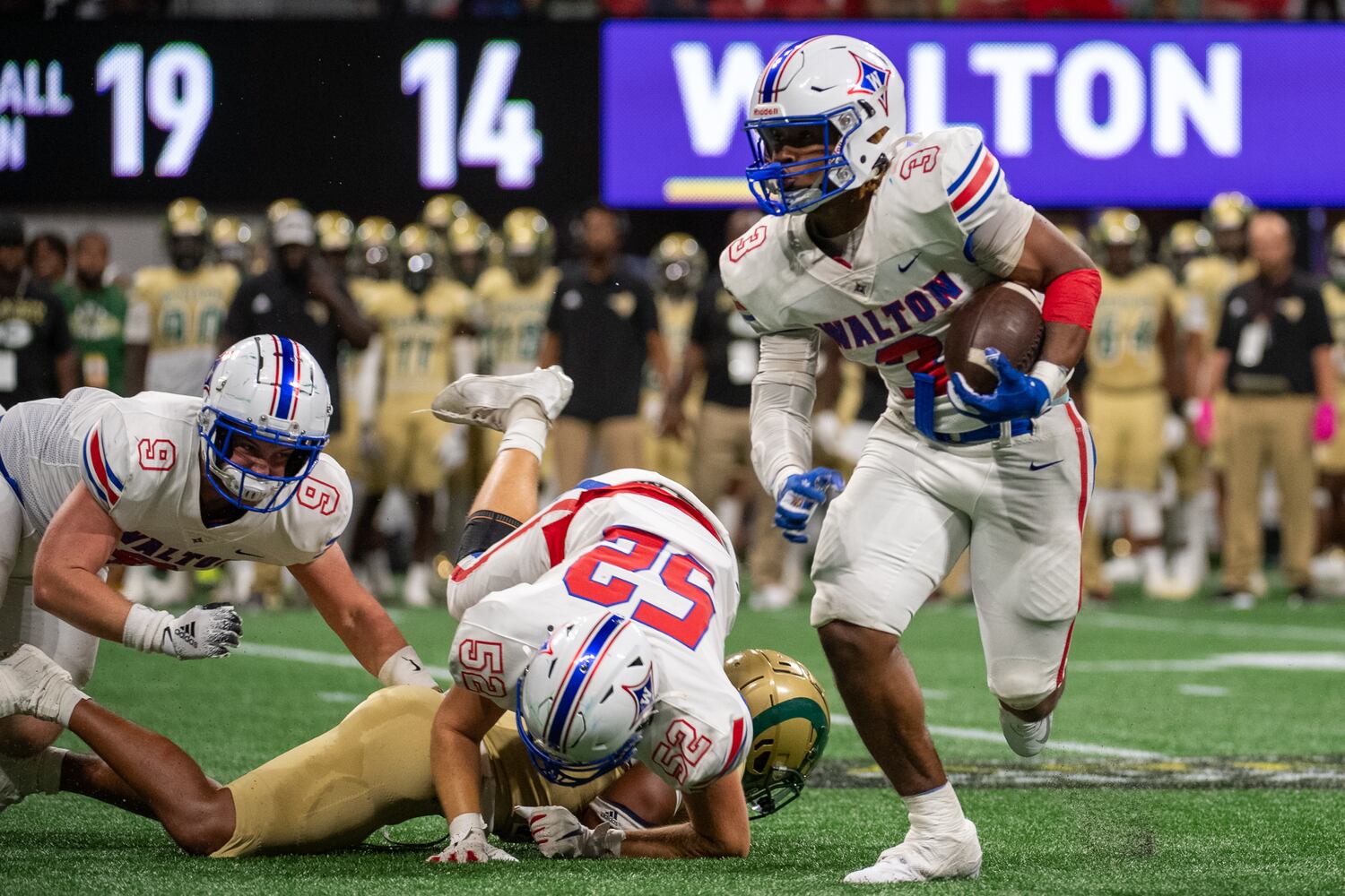 Walton's Makari Bodiford carries the ball. (Jamie Spaar for the Atlanta Journal Constitution)