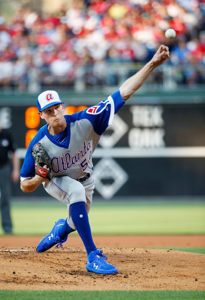 Photos: Braves wear throwback uniforms against Phillies