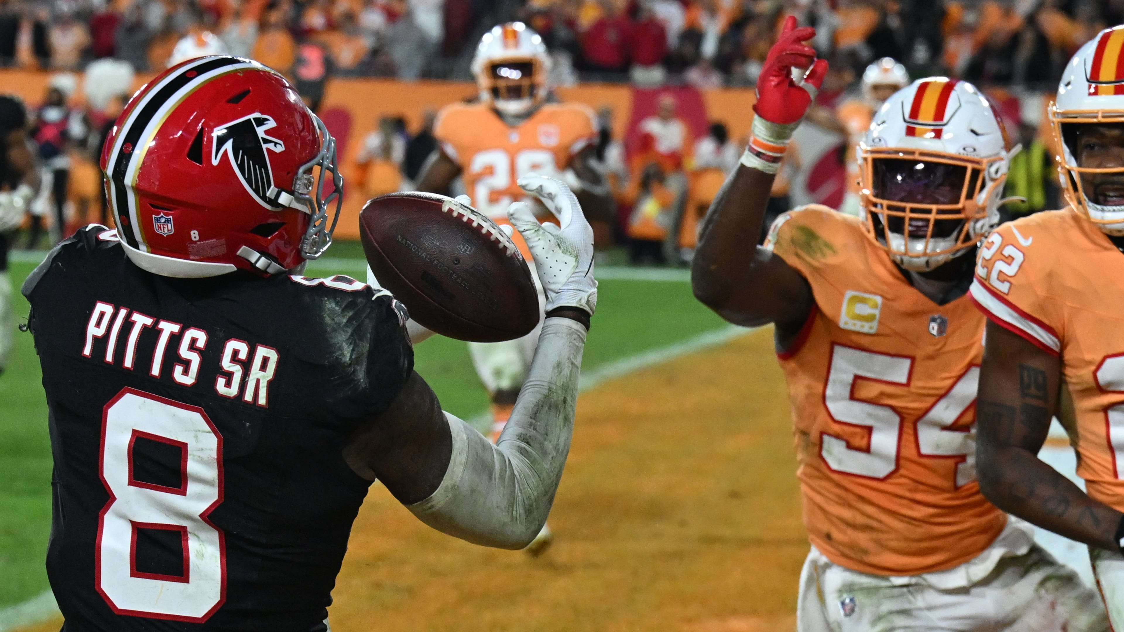 Atlanta Falcons tight end Kyle Pitts Sr. (8) makes a touchdown catch against the Tampa Bay Buccaneers during the second half of an NFL football game, Thursday, Dec. 11, 2025, in Tampa, Fla. (AP Photo/Jason Behnken)