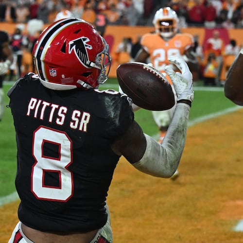 Atlanta Falcons tight end Kyle Pitts Sr. (8) makes a touchdown catch against the Tampa Bay Buccaneers during the second half of an NFL football game, Thursday, Dec. 11, 2025, in Tampa, Fla. (AP Photo/Jason Behnken)