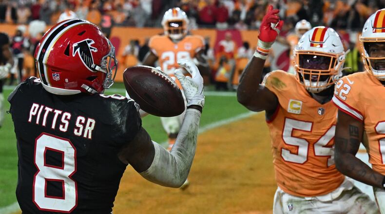 Atlanta Falcons tight end Kyle Pitts Sr. (8) makes a touchdown catch against the Tampa Bay Buccaneers during the second half of an NFL football game, Thursday, Dec. 11, 2025, in Tampa, Fla. (AP Photo/Jason Behnken)