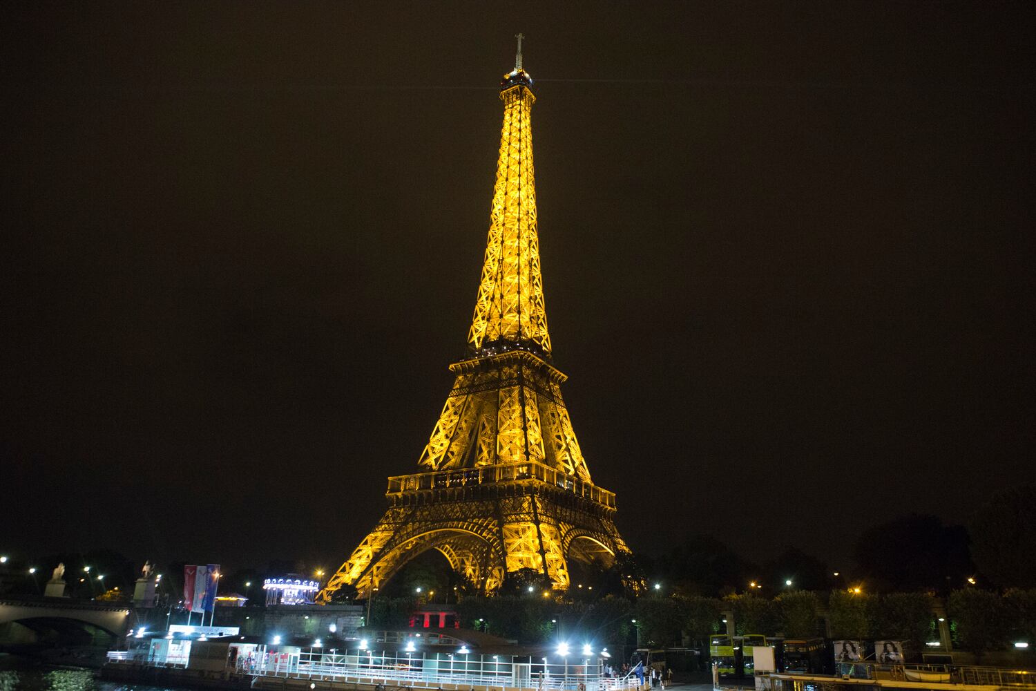 Images of famous landmarks along the Seine River