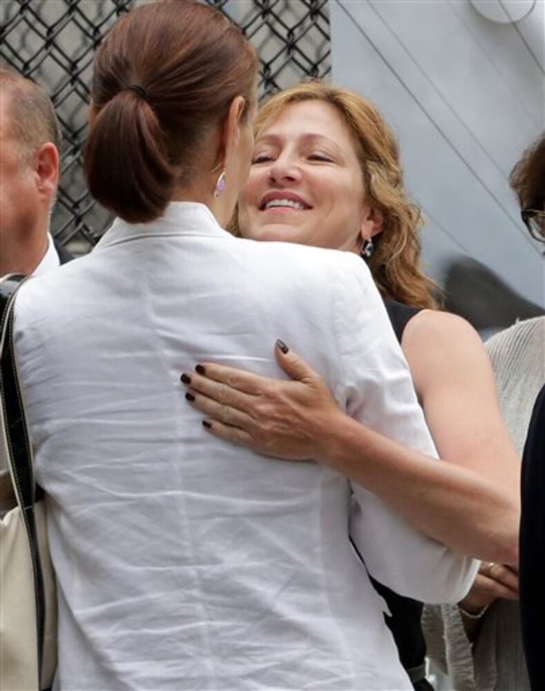 Stars, fans say goodbye to James Gandolfini