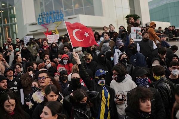 People shout slogans during a protest called by university students in Istanbul, Turkey, Thursday, March 27, 2025, after Istanbul's Mayor Ekrem Imamoglu was arrested and sent to prison. (AP Photo/Francisco Seco)