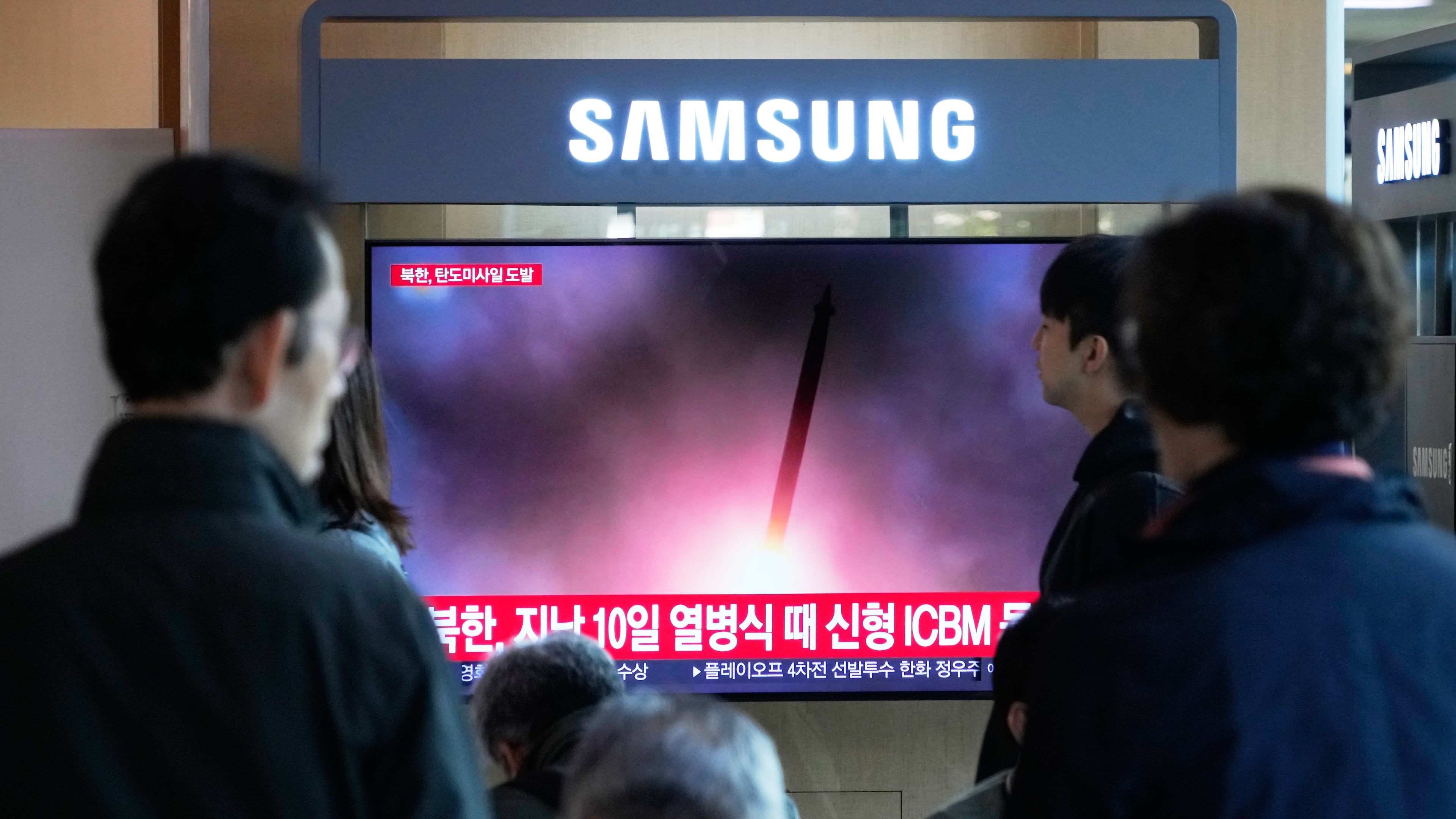 A TV screen shows a file image of North Korea's missile launch during a news program at Seoul Railway Station in Seoul, South Korea, Wednesday, Oct. 22, 2025. (AP Photo/Ahn Young-joon)