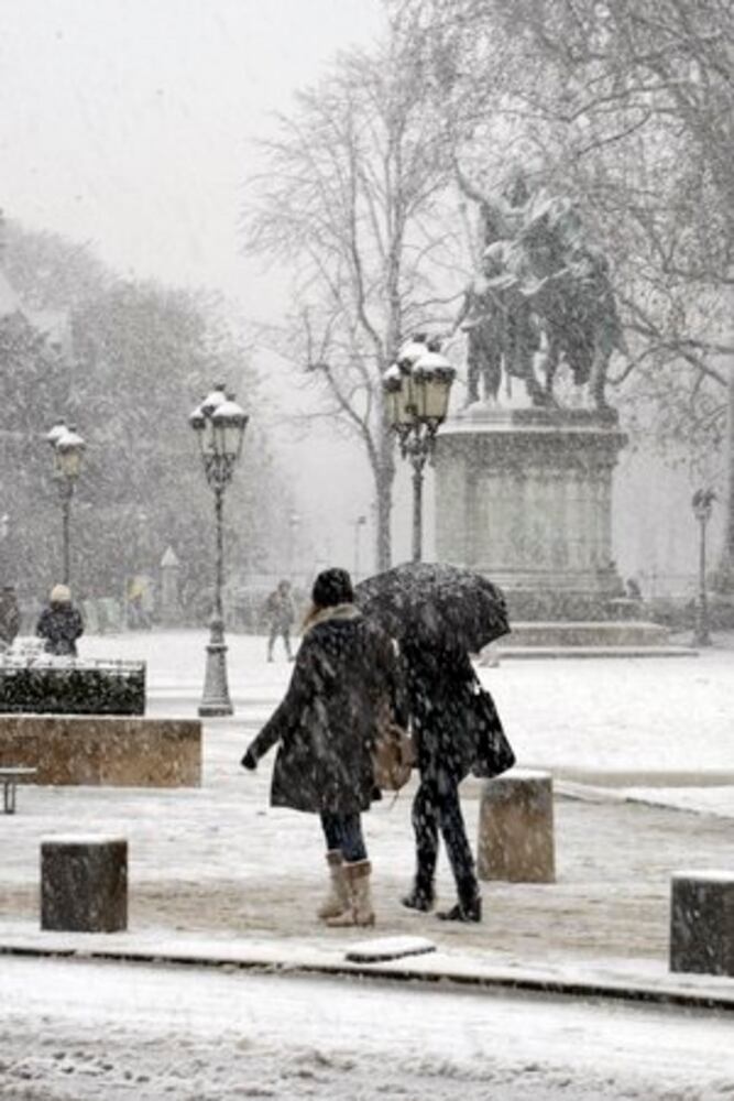 Snow shuts Paris airport, Eiffel Tower