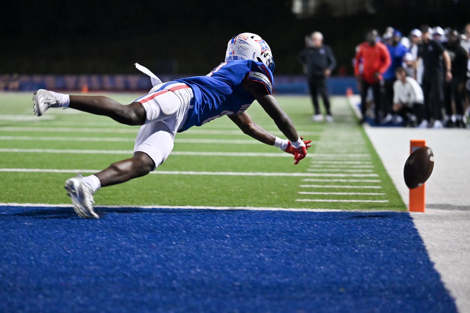Walton running back Noriega Thompson (8) is unable to catch a pass during the second half of a game Friday, August 29, 2025 at Walton High School. (Daniel Varnado/For the Atlanta Journal-Constitution)