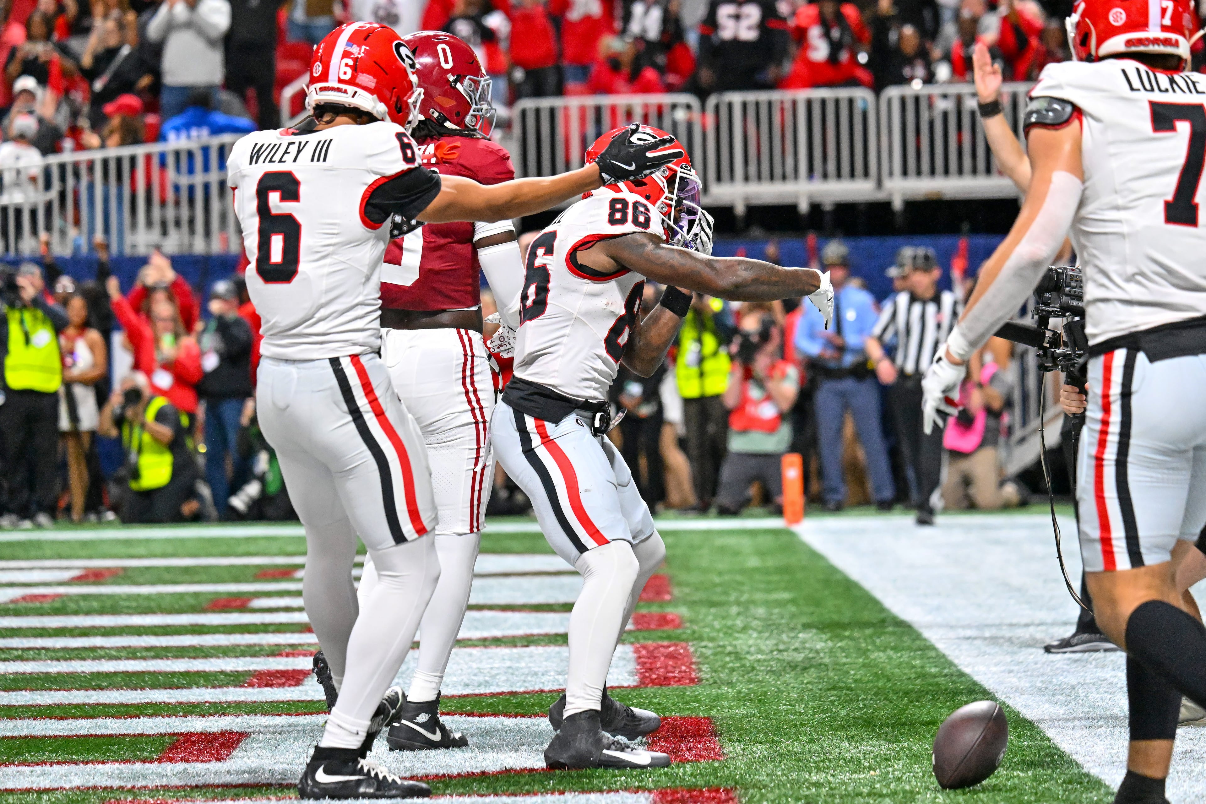 Georgia wide receiver Dillon Bell (86) celebrates a touchdown on a five yard pass against Alabama linebacker Deontae Lawson (0) during the first half of the SEC Championship game at Mercedes-Benz Stadium, Saturday, Dec. 6, 2025, in Atlanta. (Hyosub Shin / AJC)
