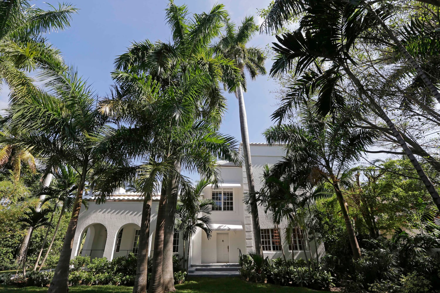 Tour of historic waterfront mansion