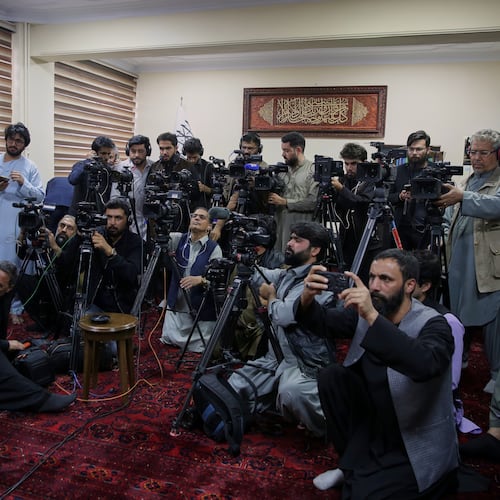 Local journalists gather for an online press conference with Afghan Defence Minister Mullah Muhammad Yaqoob after he signed a ceasefire agreement with his Pakistani counterpart Khawaja Asif in Qatar, at the Government Media Center in Kabul, Afghanistan, Sunday, Oct. 19, 2025.(AP Photo/Siddiqullah Alizai)