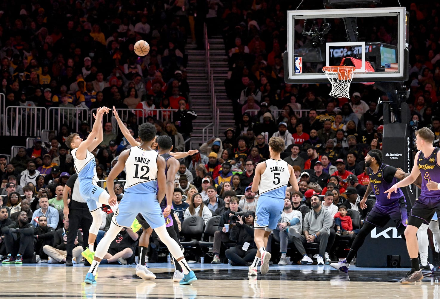 Hawks-Lakers photo