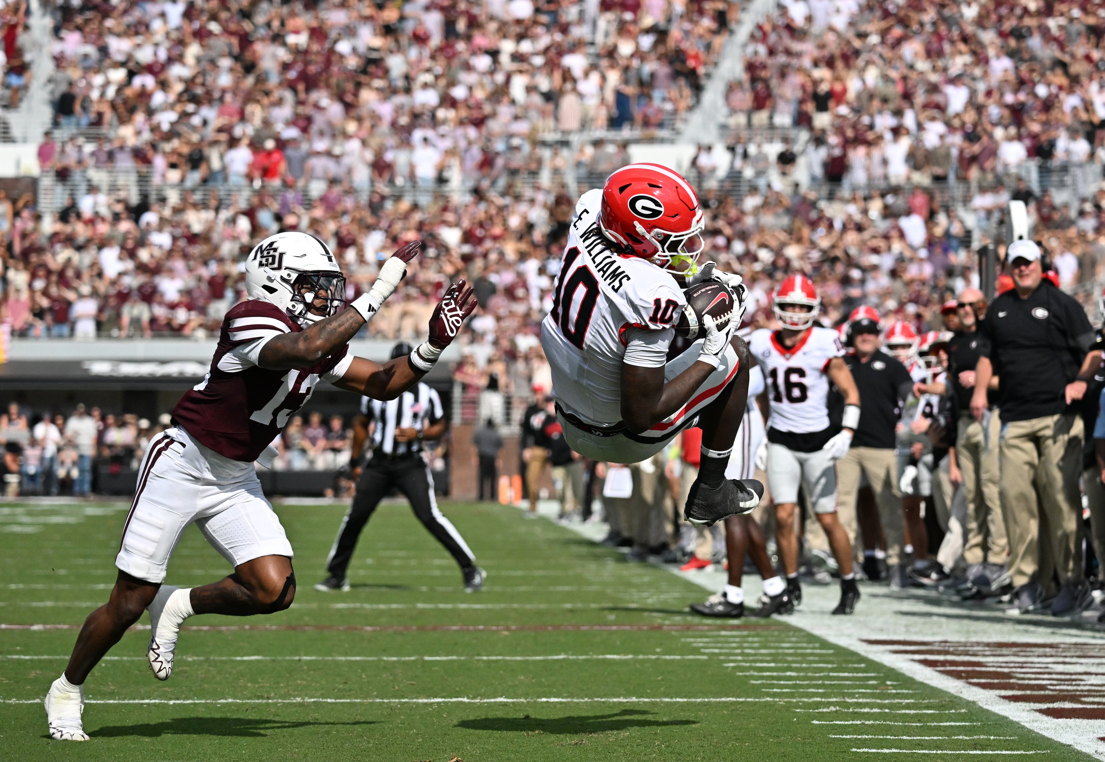 Georgia tight end Elyiss Williams (10) makes a catch near the endzone during the first half in an NCAA football game at Davis Wade Stadium, Saturday, November 8, 2025, in Starkville, Mississippi. (Hyosub Shin / AJC)