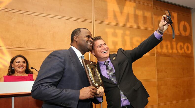 Mundo Hispanico reporter Mario Guevara takes a selfie with Atlanta Mayor Kasim Reed as Mundo Hispanico Managing Editor Maria Bastidas looks on. Reed was awarded the Amigo de los Hispanos award during the newspaper’s 6th annual Personajes Destacados del Año luncheon Friday at Cox Enterprises headquarters in 2020. Miguel Martinez / mmartinez@mundohispanico.com