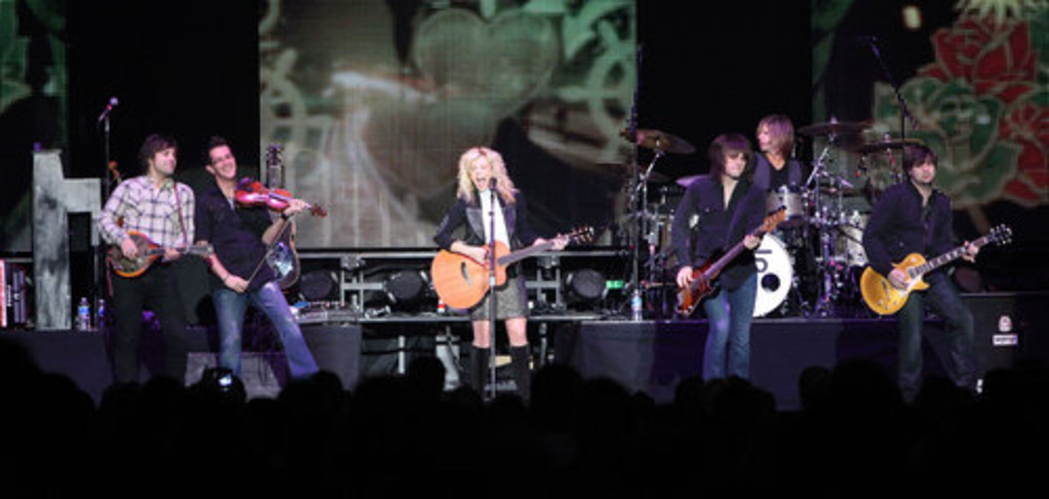 Reba McEntire performs at Gwinnett Arena