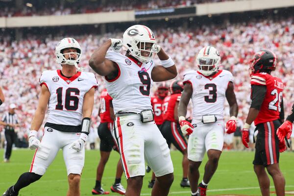 Georgia tight end Ethan Barbour celebrates a touchdown against Western Kentucky. (Jason Getz/AJC)