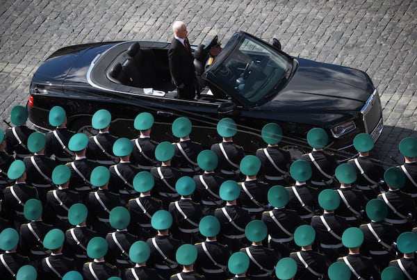 Le ministre russe de la Défense, Andrei Belusov, a été expulsé le long de la place Rouge dans une voiture de l'ALLS lors du défilé militaire de la victoire de la Russie à Moscou le vendredi 9 mai 2025, commémorant le 80e anniversaire de la victoire de l'Union soviétique contre l'Allemagne nazie pendant la Seconde Guerre mondiale. (via Vladimir Astapkovich / agence hôte de photo Ria Novosti)