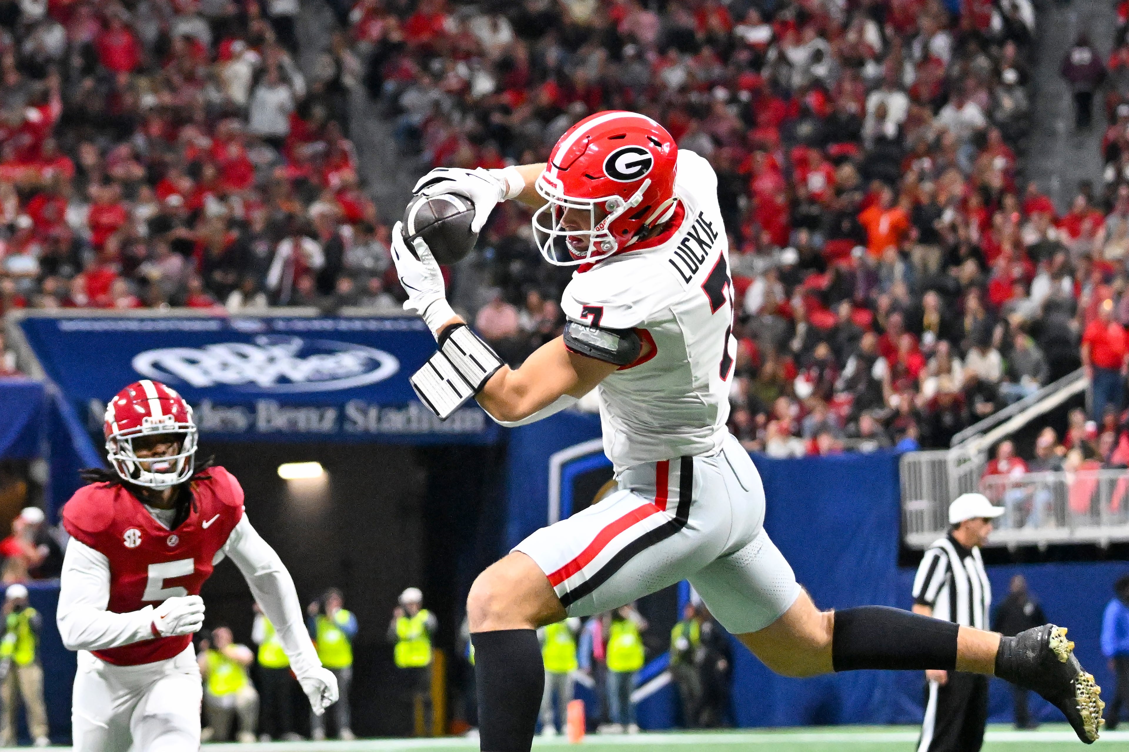 Georgia tight end Lawson Luckie (7) makes a catch against Alabama defensive back Dijon Lee Jr. (5) during the third quarter of the SEC Championship game at Mercedes-Benz Stadium, Saturday, Dec. 6, 2025, in Atlanta. (Hyosub Shin / AJC)