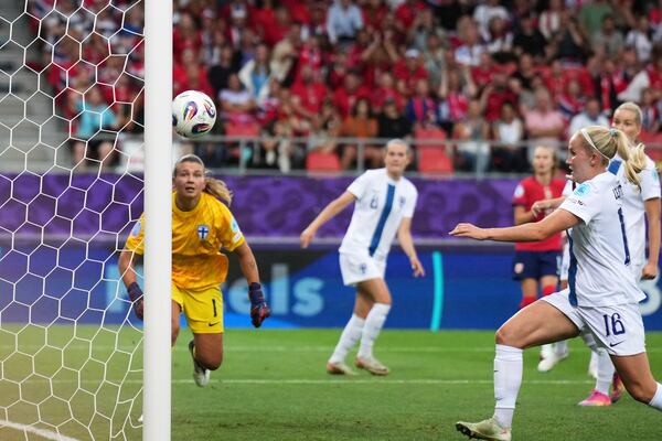 The players watch the ball as Norway's Caroline Graham, background right, scores her side's second goal during the Euro 2025, group A, soccer match between Norway and Finland at Stade de Tourbillon in Sion, Switzerland, Sunday, July 6, 2025. (AP Photo/Alessandra Tarantino)