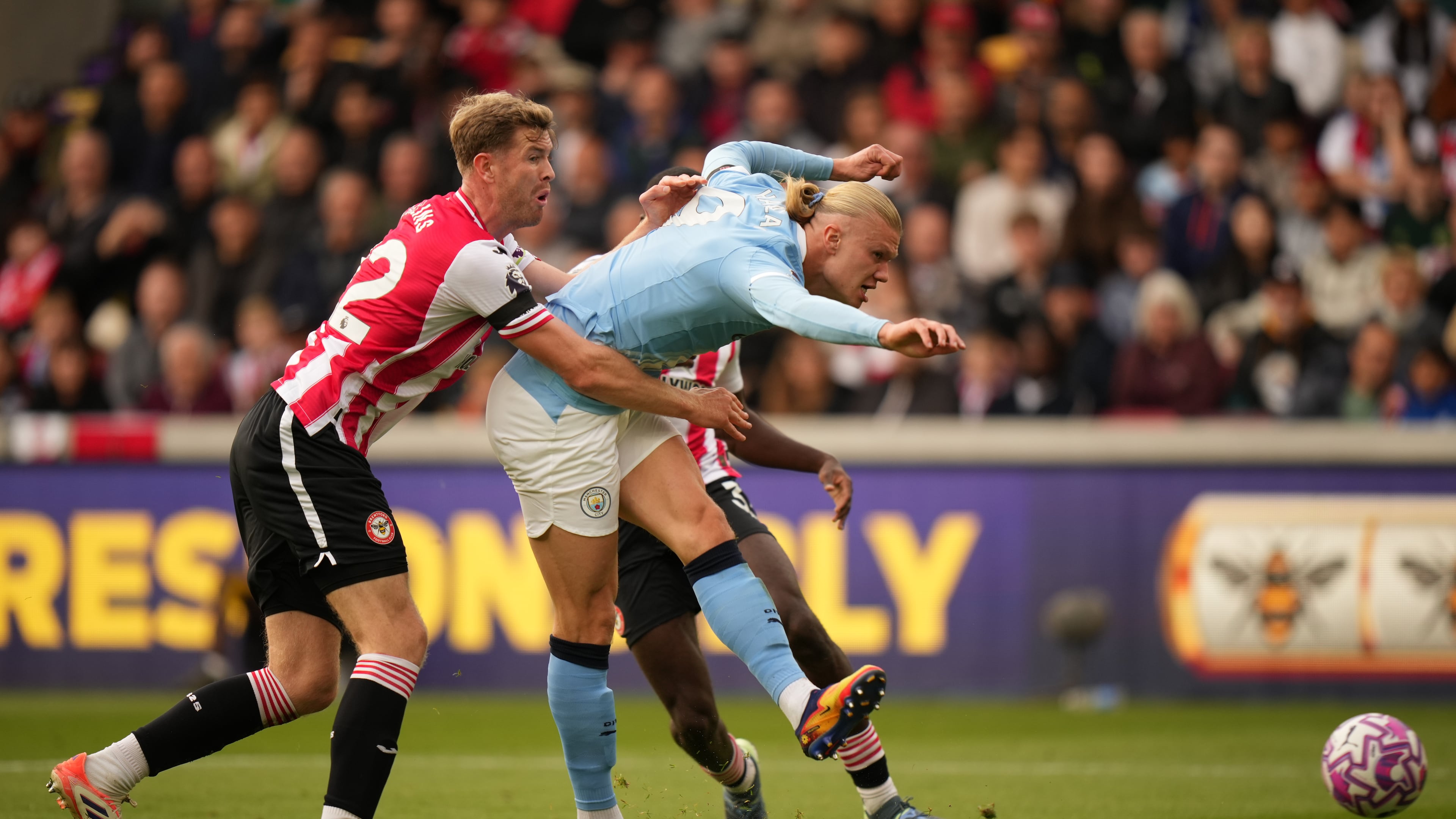 Manchester City's Erling Haaland scores during the English Premier League soccer match between Brentford and Manchester City in London Sunday, Oct. 5, 2025. (AP Photo/Alastair Grant)