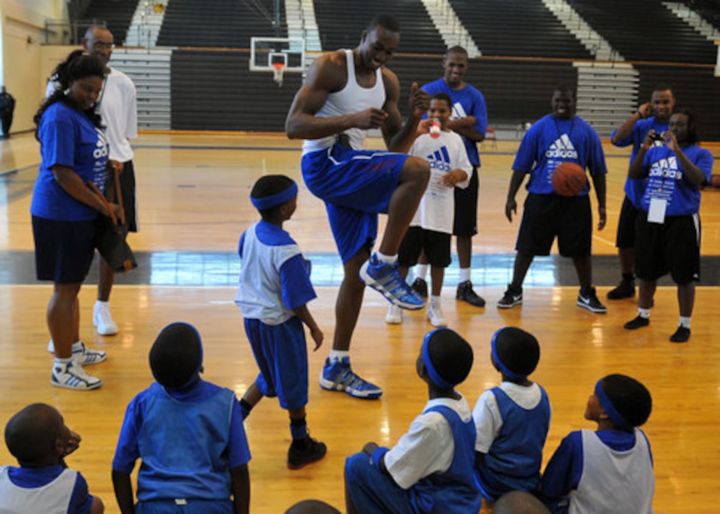 Dwight Howard hosts basketball camp