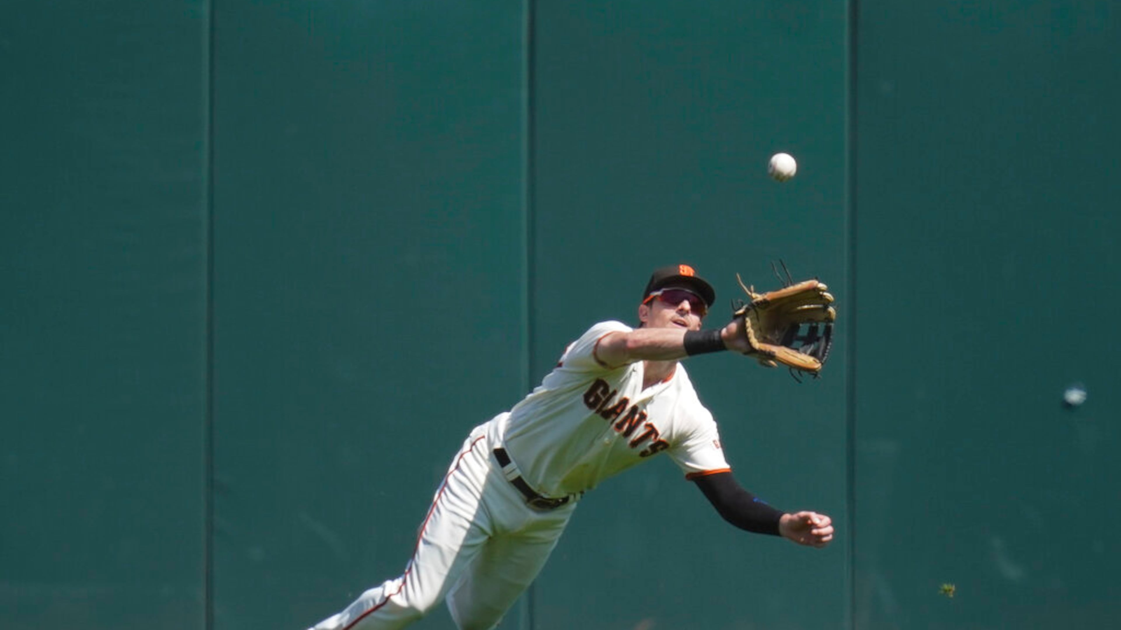 San Francisco Giants center fielder Mike Yastrzemski catches a fly out by Atlanta Braves' Vaughn Grissom during the fifth inning of a baseball game in San Francisco, Yastrzemski has now joined the Braves. (Godofredo A. Vásquez/AP 2022)