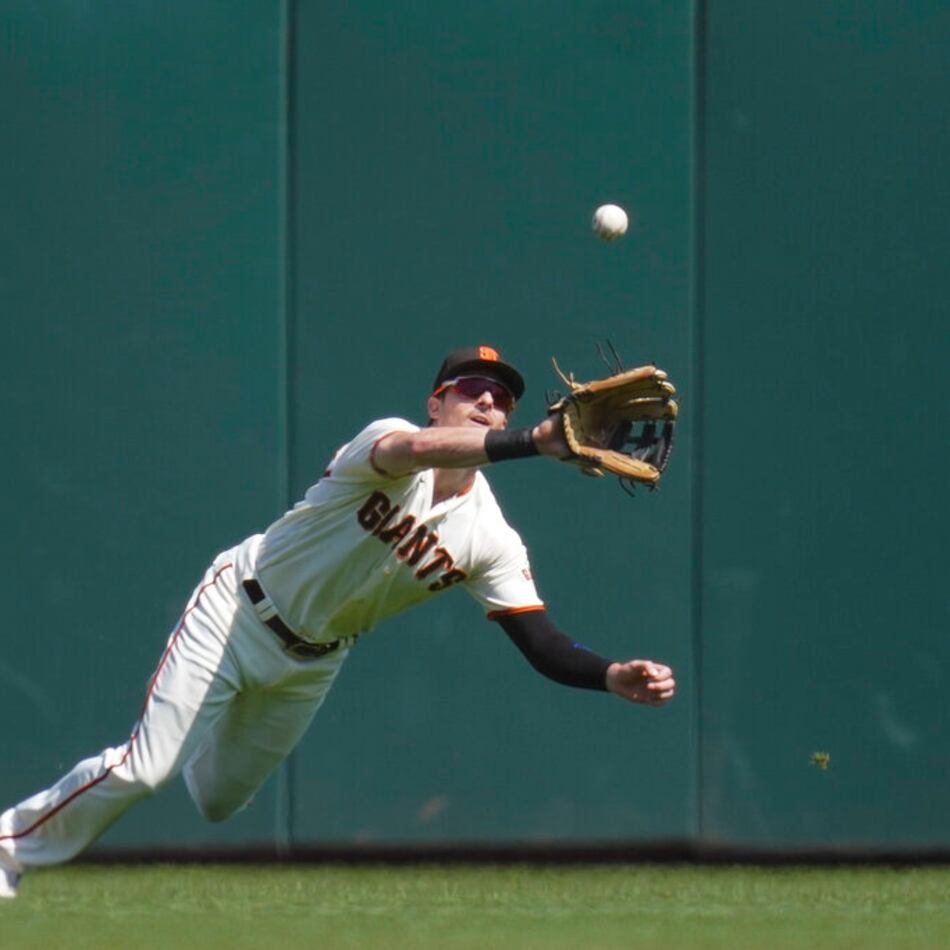 San Francisco Giants center fielder Mike Yastrzemski catches a fly out by Atlanta Braves' Vaughn Grissom during the fifth inning of a baseball game in San Francisco, Yastrzemski has now joined the Braves. (Godofredo A. Vásquez/AP 2022)