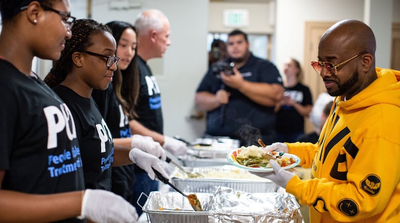Jermaine Dupri serves vegan Thanksgiving meals with PETA. Photo Credit: Matt Pendry
