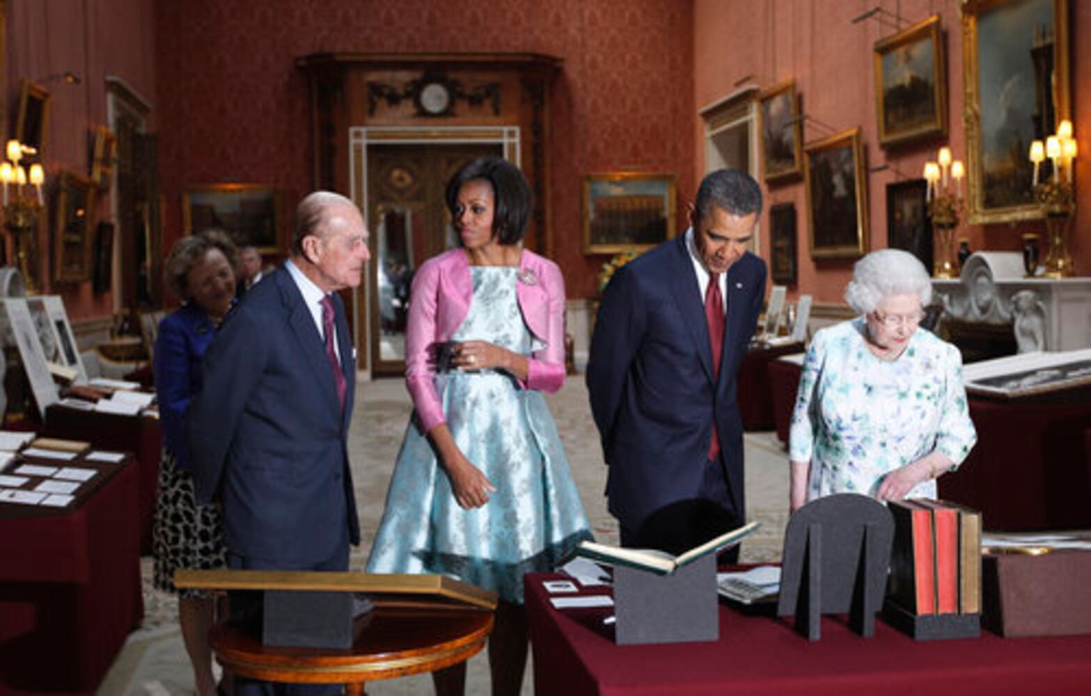 Obamas visit Buckingham Palace