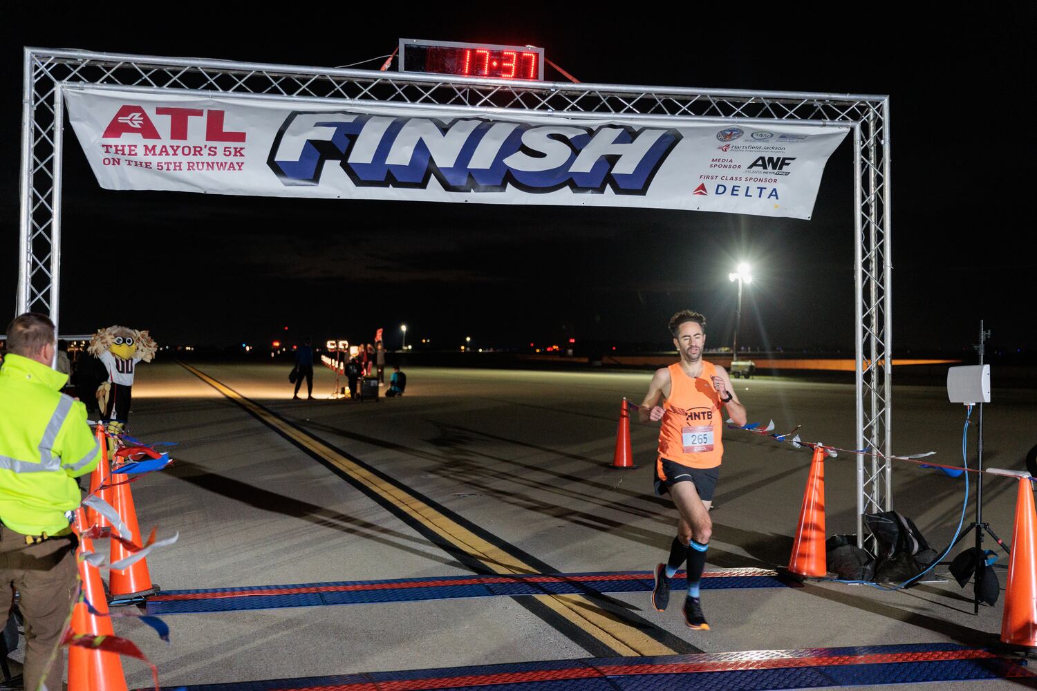 Runners take to Hartsfield-Jackson runway for 5K race
