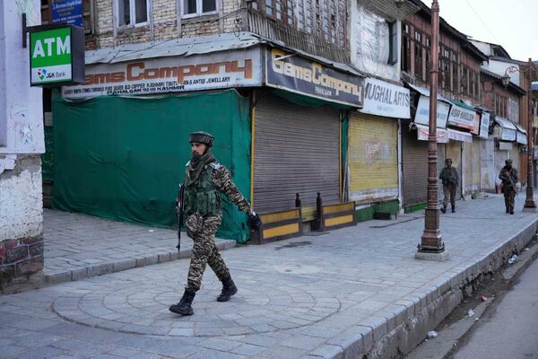 An Indian security officer patrols a shopping area in Pahalgam a day after militants indiscriminately opened fire on tourists near the town, Indian controlled Kashmir, Wednesday, April 23, 2025. (AP Photo/Dar Yasin)